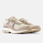 Sneakers 2002R Protection Cream - photo 2/5 - UrbanDrip