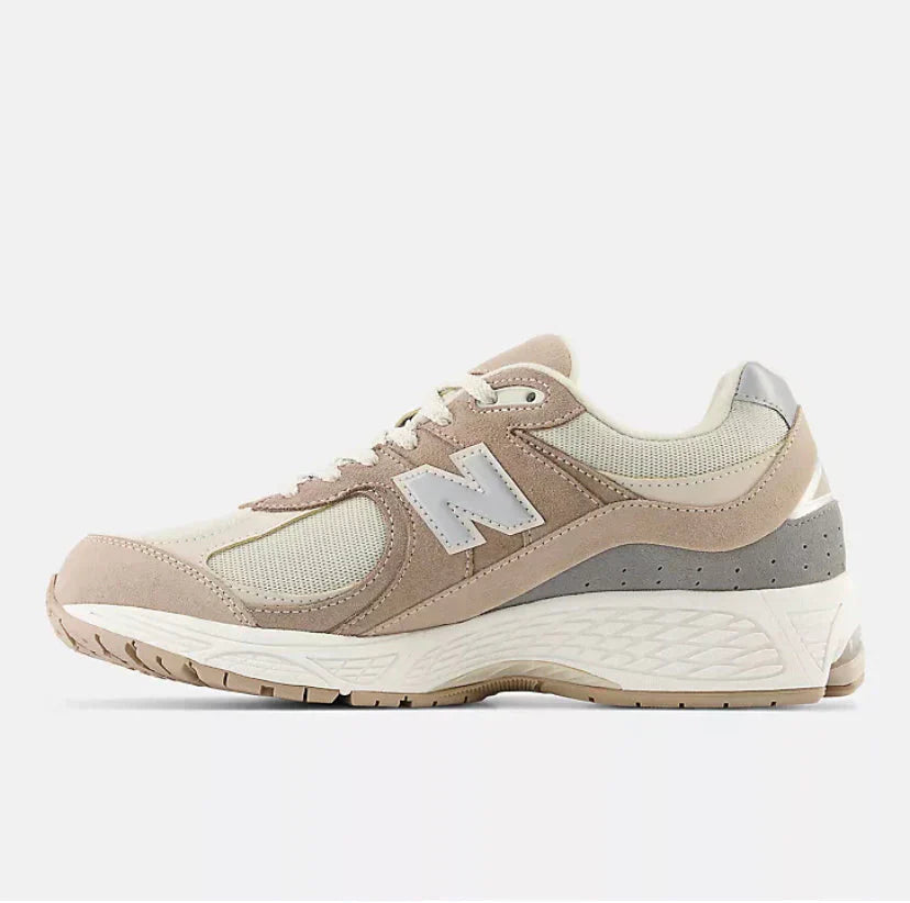 Sneakers 2002R Protection Cream - photo 3/5 - UrbanDrip