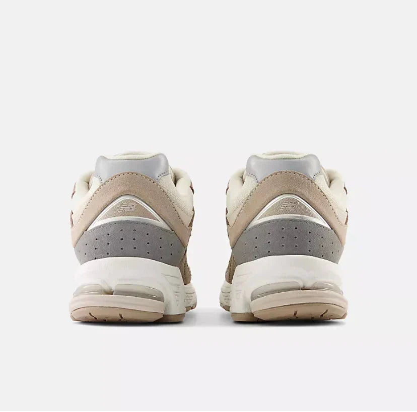 Sneakers 2002R Protection Cream - photo 5/5 - UrbanDrip